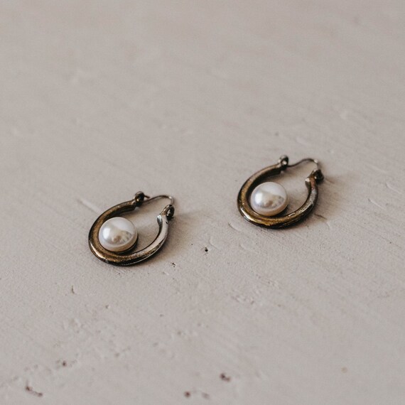 Vintage 80s Silver Tone Pearl Hoop Earrings - image 3