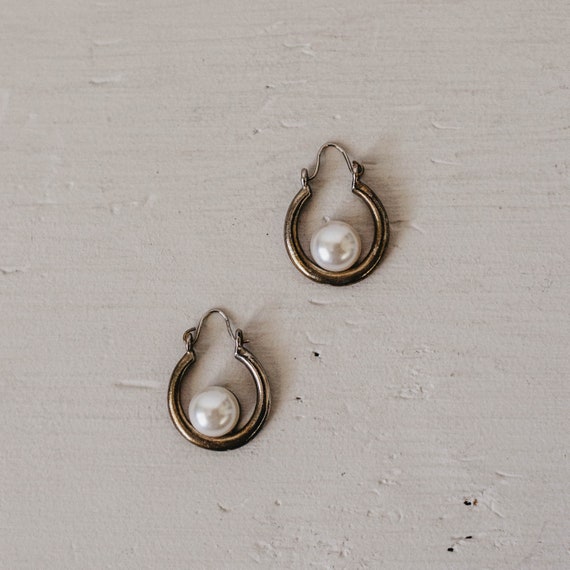 Vintage 80s Silver Tone Pearl Hoop Earrings - image 2