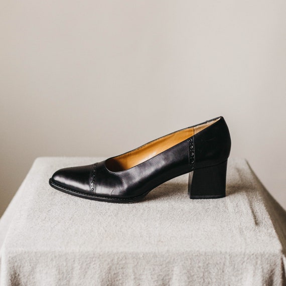 ann taylor black pumps