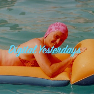 STAMPABILE 1960 sorridente Bikini donna sul materasso ad aria giallo colore digitale Jpeg Vintage ritratti Download immediato estate Jpeg piscina