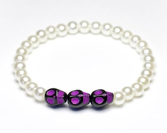 Black and purple skull bracelet, with pearl round beads, 6.5 inch stretchy beaded bracelet