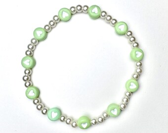 Pastel green heart beaded bracelet, with plastic pearl beads, 7 inch stretchy beaded bracelet