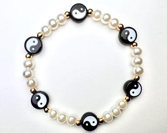 Black and white yin yang beaded bracelet, with pearl and gold beads, 7 inch stretchy beaded bracelet