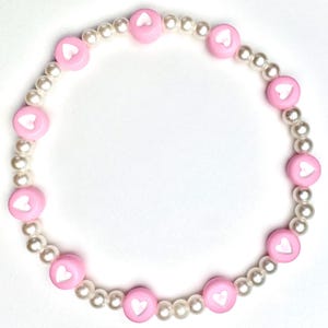 Pastel pink heart beaded bracelet, with plastic pearl beads, 7 inch stretchy beaded bracelet
