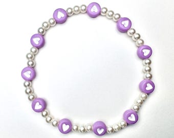 Pastel purple heart beaded bracelet, with plastic pearl beads, 7 inch stretchy beaded bracelet