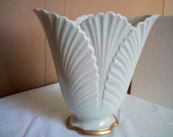 Lenox Leaf Vase 6" Beautiful Ivory fan shaped lettuce/cabbage leaf look Mint condition Made in USA