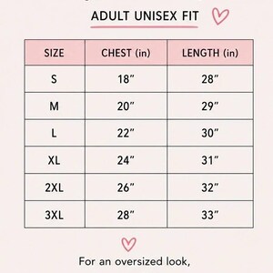 Pu&ograve; includere: Una tabella delle taglie per un capo unisex per adulti con sfondo rosa chiaro. La tabella elenca le taglie dalla S alla 3XL con le relative misure di torace e lunghezza in pollici. Include il testo: SIZE CHART, ADULT UNISEX FIT e For an oversized look, size up 1-2 sizes.