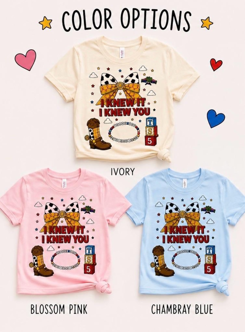 Pu&ograve; includere: Tre magliette a maniche corte in avorio, rosa fiore e blu chambray. Ogni maglietta presenta una grafica con un fiocco a stampa mucca, uno stivale da cowboy marrone, un braccialetto di perline, blocchi alfabetici e il testo I KNEW IT I KNEW YOU.