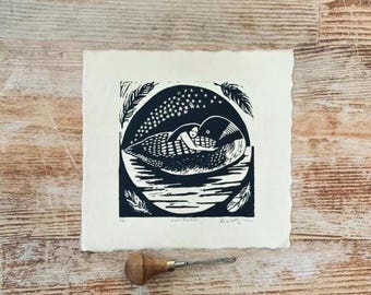 Linograbado hecho a mano de un somormujo / Arte acogedor para una casa de lago