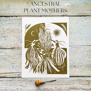 Puede incluir: Una taza de cerámica blanca con un asa negra y el texto "But First, Coffee" en negro, con una fuente de estilo manuscrito. La taza está sobre una superficie blanca.