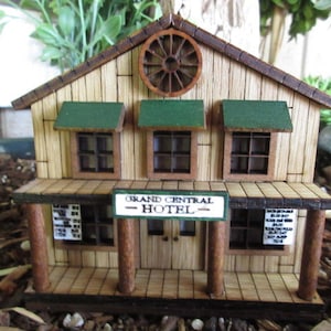 Scala HO 1:87 Grand Central Hotel, Deadwood, edificio rustico in miniatura del vecchio West, esposizione di modellini di treni EB Farnum