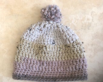 Handvirkad fyrfärgad mössa med pompom