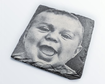 Individuell gestaltbarer Schieferuntersetzer mit Foto: Lasergravur von QR-Code, Logo und Text als Gastgeschenk für Hochzeiten