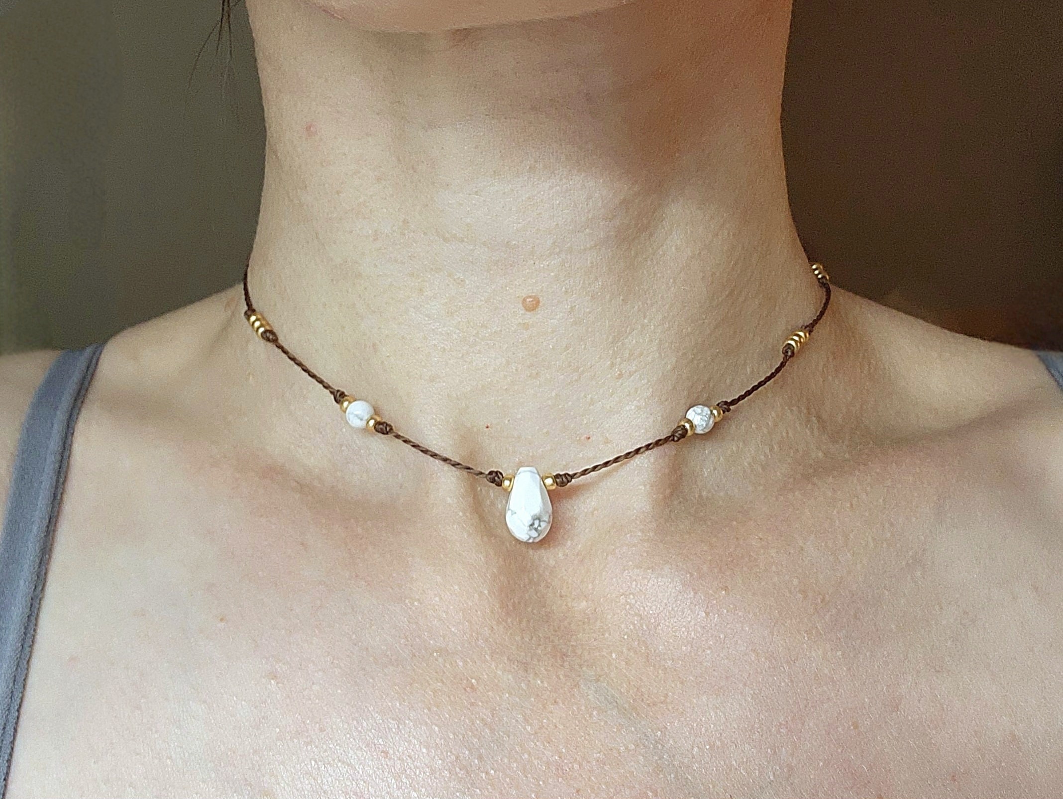 Collier Tour De Cou Métal Doré Avec Pendentif Howlite Et 6 Chaînes - Occasion Très Bon état