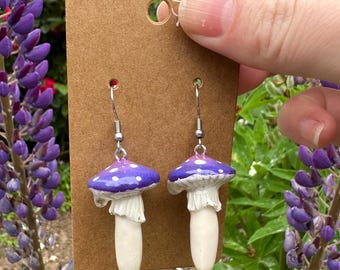 Pendientes de hongo morado con forma de gota de rocío
