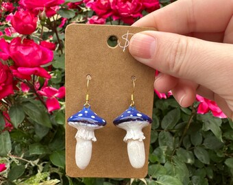 Pendientes azul marino que brillan en la oscuridad