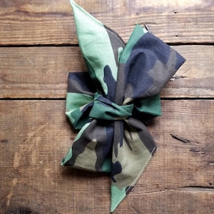 CAMO ヘッドラップ、ベビー ボウ、ヘッドバンド、トップノット、カモフラージュ、ミリタリー、ベビー ギフト、新生児、大人