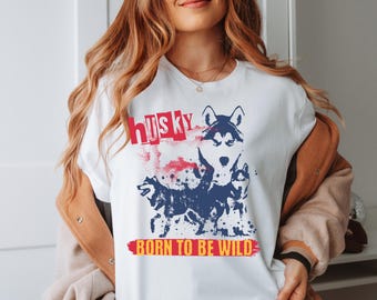 Könnte beinhalten: Weißes T-Shirt mit einer blauen und roten Grafik eines Husky-Hundes und dem Text "husky born to be wild".