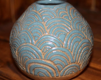 Jarrón de cerámica esgrafiado