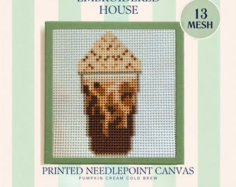 Könnte beinhalten: Ein quadratisches Stickbild mit einem aufgedruckten Motiv eines Pumpkin Cream Cold Brew Kaffees. Die Leinwand hat einen grünen Rand und enthält den Text THE EMBROIDERED HOUSE, 13 MESH und PRINTED NEEDLEPOINT CANVAS PUMPKIN CREAM COLD BREW.