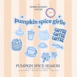 Könnte beinhalten: Ein Set aus zehn hellblauen Stick-and-Stitch-Sticktransfers mit dem Text "pumpkin spice girlie" und "COFFEE COFFEE COFFEE" sowie Symbolen von Kuchen, Kaltgetränk, Kürbis, Apfelkorb, Croissant, Kaffeetasse und verschiedenen Blättern.