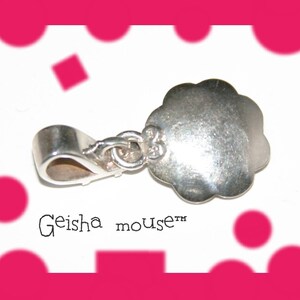 Peut inclure: Breloque en argent avec un motif de fleur et une fermeture &agrave; crochet. Le charme est &eacute;tiquet&eacute; "Geisha mouse&trade;".