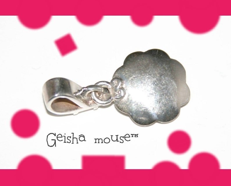 Peut inclure: Breloque en argent avec un motif de fleur et une fermeture &agrave; crochet. Le charme est &eacute;tiquet&eacute; "Geisha mouse&trade;".