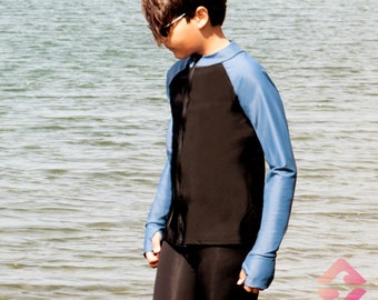 Rash Guard, Globe Blue, Style Baseball, Maillots de bain pour enfants, UPF50 Rash Guard, Maillot de bain, Haut de bain, Haut de surf, UV, Vêtements de sport pour enfants | Par ShadeSuits