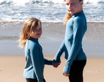 Rashguard, UPF50, nuage d'orage, haut de surf, fermeture éclair, maillot de bain, poignets passe-pouce, protection solaire, maillots de bain, haut de bain | de ShadeSuits