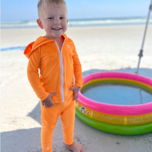 UPF50、ラッシュガード、幼児、ベビー、カリフォルニアポピー、長袖、レギンス、サーフトップ、水着、日焼け止め、水着| ShadeSuits より