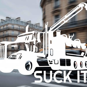 Puede incluir: Silueta blanca de un camión bomba de hormigón con el texto "SUCK IT" superpuesto en una escena borrosa de la calle de la ciudad. El camión tiene una larga pluma y se encuentra sobre un fondo de edificios y un paso de peatones.