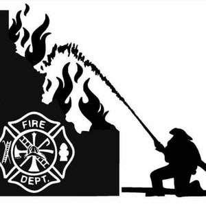 Puede incluir: Silueta en blanco y negro de un bombero sosteniendo una manguera y rociando agua sobre un edificio en llamas. El edificio tiene la forma del estado de Idaho. El bombero está arrodillado en el suelo. El edificio tiene un logotipo del departamento de bomberos con las palabras "FIRE DEPT."