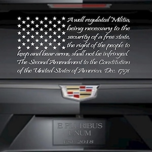 以下が含まれることがあります： 白い文字で「Welcome to our home」と書かれた素朴な木製の看板。 傷んだ仕上がりとシンプルで魅力的なデザインで、玄関の装飾に最適です。