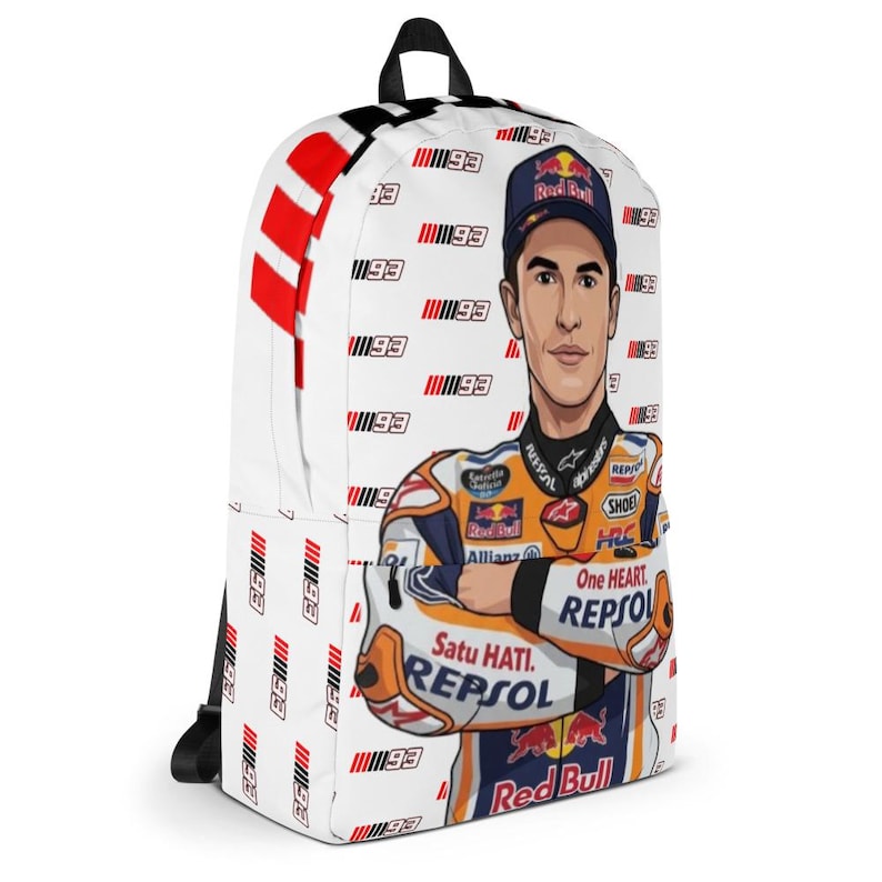 Puede incluir: Una mochila blanca con un patr&oacute;n repetitivo del n&uacute;mero 93 y una ilustraci&oacute;n central de un piloto de motos con gorra azul marino y un traje de carreras naranja y azul marino con logotipos de Repsol, Red Bull y HRC, con brazos cruzados.