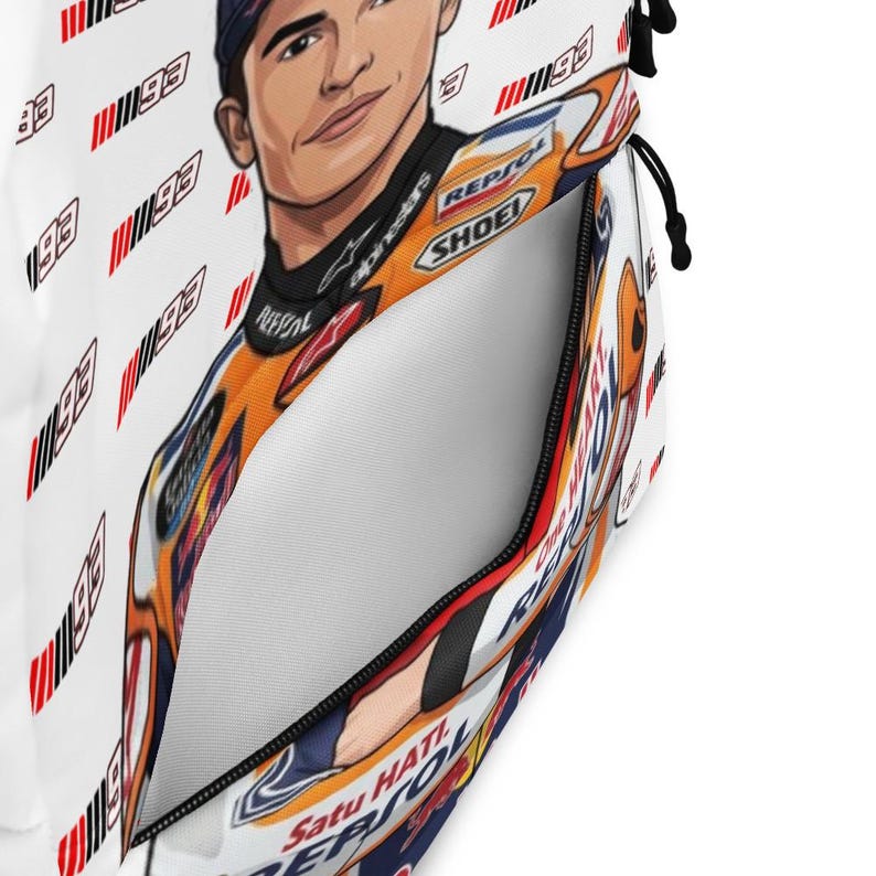 Puede incluir: Una mochila de cord&oacute;n blanca con un patr&oacute;n repetitivo del n&uacute;mero 93 en rojo y negro. El frente muestra una gran ilustraci&oacute;n de un piloto de motos con un traje de carreras naranja y azul con logotipos de Repsol, Shoei y Alpinestars.