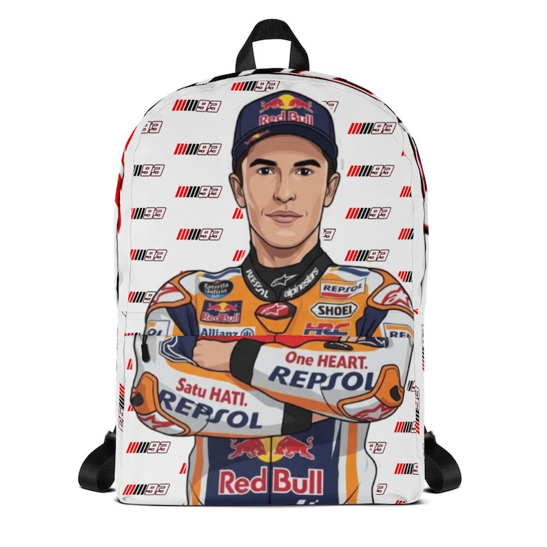 Puede incluir: Una mochila blanca con un patr&oacute;n repetitivo del n&uacute;mero 93 y una ilustraci&oacute;n central de un piloto de motos con gorra azul marino y un traje de carreras naranja y azul marino con logotipos de patrocinadores como Red Bull, Repsol y Shoei.