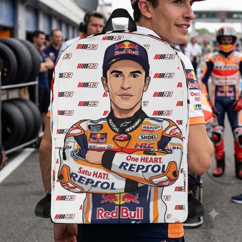 Puede incluir: Una mochila blanca con un patr&oacute;n repetitivo del n&uacute;mero 93 y un gr&aacute;fico central grande de un piloto de motos con gorra azul marino, traje de carreras naranja y azul marino con logotipos de Red Bull, Repsol y One Heart, y brazos cruzados.