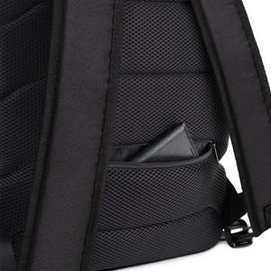 Puede incluir: Una mochila negra con un panel trasero acolchado de tela de malla transpirable. El panel trasero incluye un bolsillo horizontal con cremallera con un peque&ntilde;o objeto rectangular negro parcialmente insertado, junto con correas acolchadas gruesas.