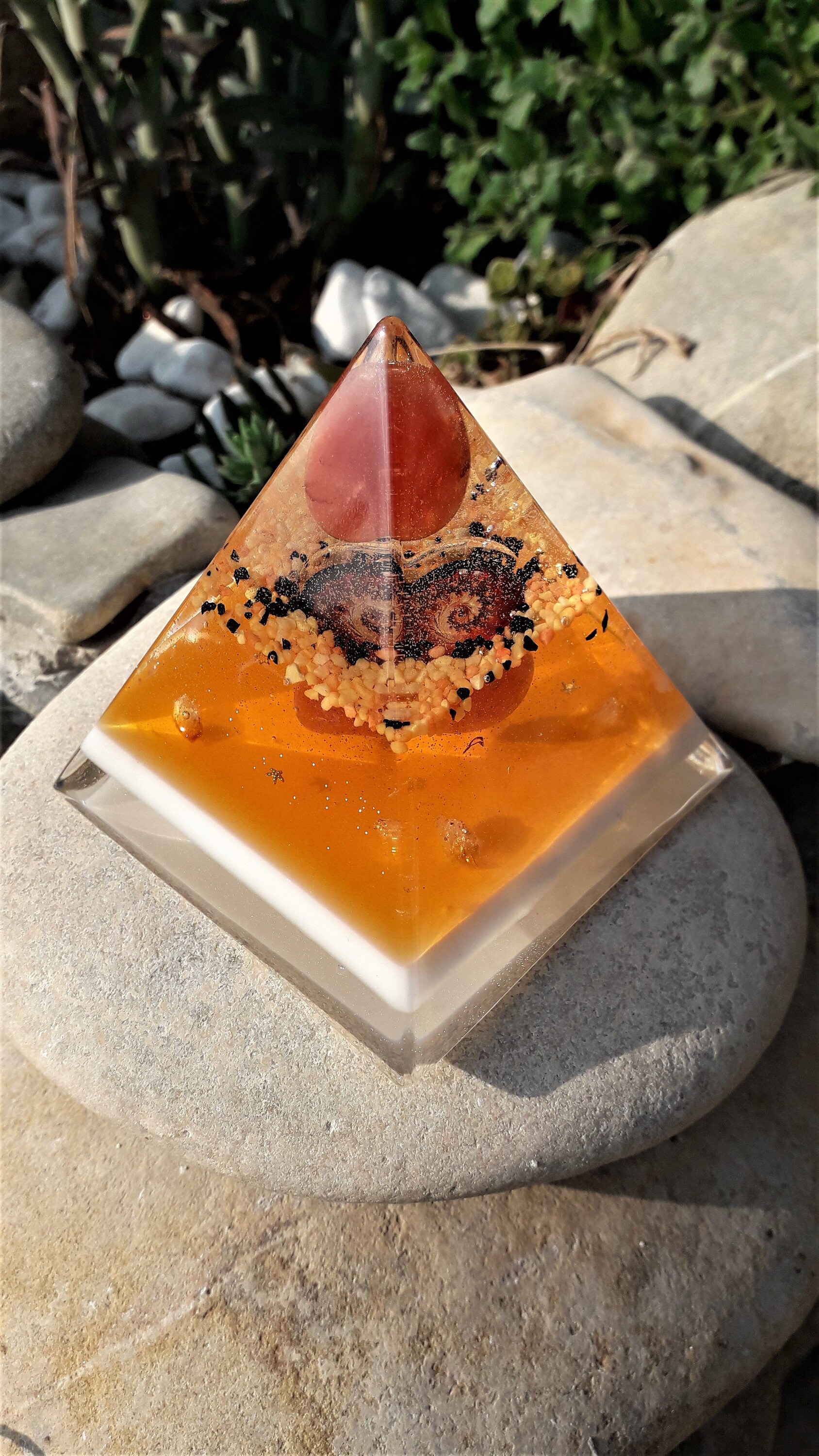 Pyramide Orgonite Cornaline Zen et Nombre d'or