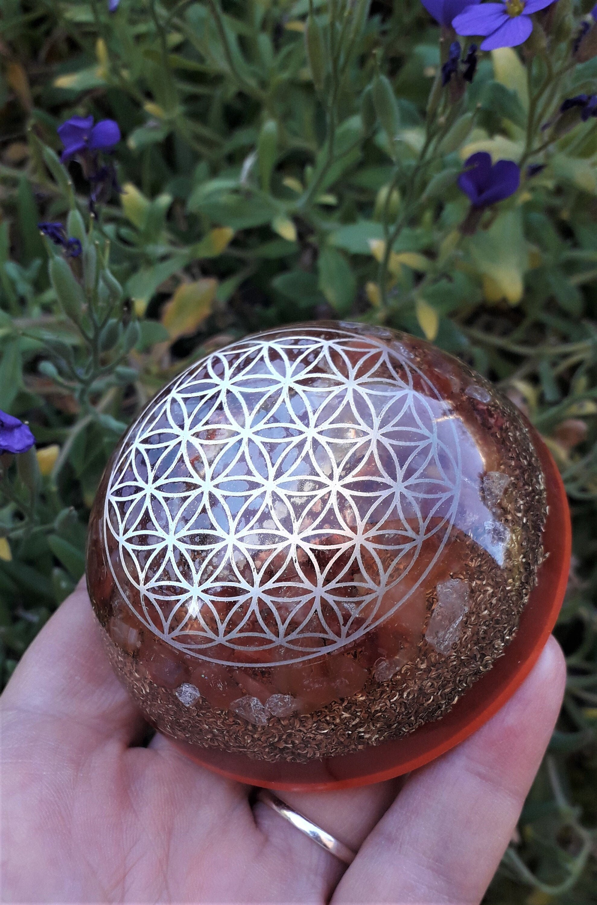 Dôme Orgonite Cornaline et Fleur de Vie