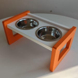 Floory Brunch, Supporto per ciotole rialzato per piccoli animali, Mangiatoia rialzata per gatti, cani di piccola taglia o conigli, Stazione di alimentazione