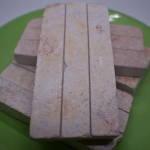 Bloque de pizarra blanca acanalada gruesa comestible