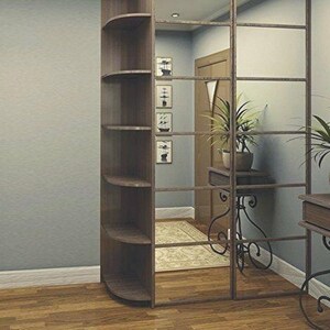 Pu&ograve; includere: Un'unit&agrave; a mensola d'angolo con cinque ripiani, realizzata in legno con finitura marrone scuro. I ripiani sono curvi nella parte anteriore e presentano un design decorativo. L'unit&agrave; si trova in una stanza con una parete a specchio dietro.