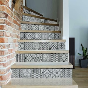 Puede incluir: Un conjunto de peldaños de escalera con patrones grises y blancos con un diseño geométrico. Los peldaños están hechos de un material duradero y son fáciles de instalar. Son perfectos para agregar un toque de estilo a cualquier escalera.