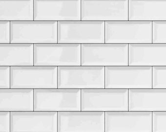Puede incluir: Azulejo blanco de metro con borde biselado. Los azulejos están dispuestos en un patrón de ladrillo.