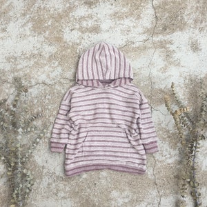 Op de afbeelding: Een roze en wit gestreepte hoodie met een kangoeroezak. De trui is gemaakt van een zachte, gebreide stof.