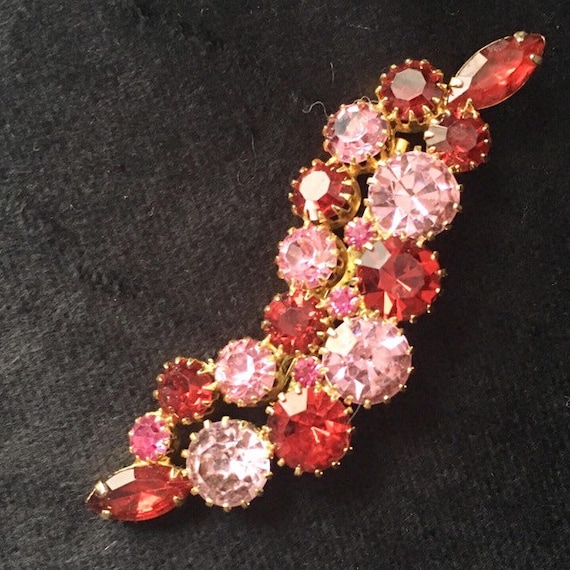 Gorgeous vintage brooch/pin, red and pink rhinest… - image 1