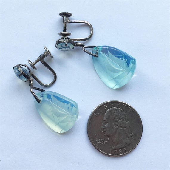 Vintage Japanese screw back earrings- glowing blu… - image 4