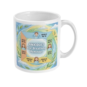 Può includere: Tazza in ceramica bianca con manico. La tazza presenta un'illustrazione colorata con il testo "ANXIOUS? Box-Breathing Reminder" e le istruzioni per un esercizio di respirazione di 4 secondi. Il design include figure e testo.