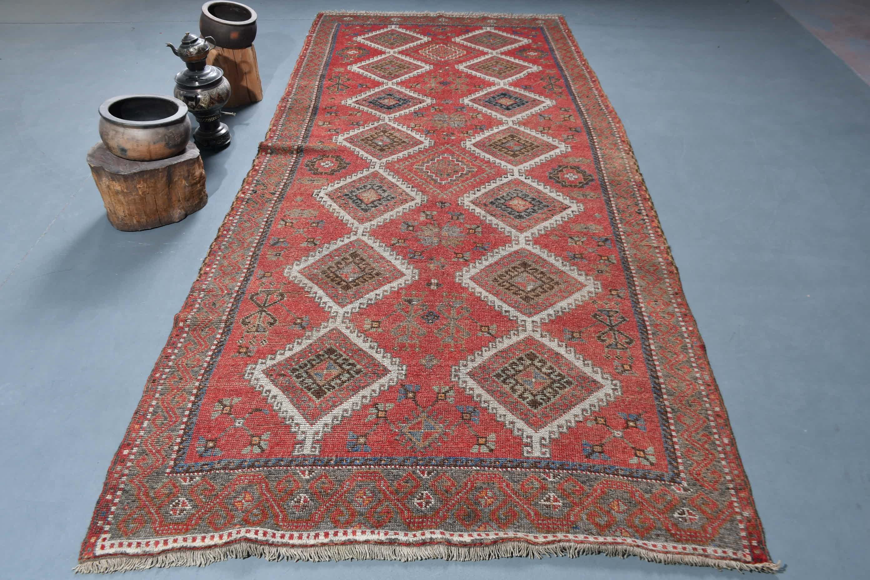 ヴィンテージ トルコ エリア ラグ、赤い幾何学模様、手織りウール、5 x